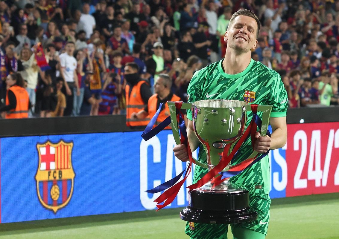 Mal byť dôchodca, ale teraz je všetko inak. Szczesny podpísal dvojročnú zmluvu s Barcelonou