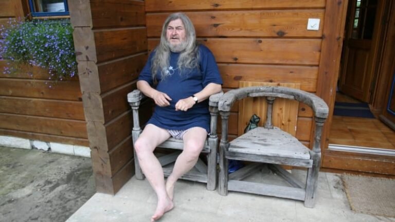 František ringo čech bydlí ve srubu, žije v něm sám. s manželkou se po 28 letech rozešli