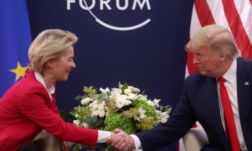 EÚ bude čeliť vyšším clám v USA ako Spojené kráľovstvo, píše Financial Times. Briti s Trumpom rokujú o oceli