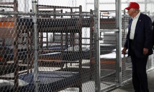 Do záchytného centra Aligátorí Alcatraz na Floride dorazili prví migranti. Predtým ho navštívil Trump
