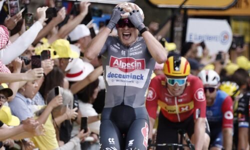 Tour de France: Belgičan Philipsen triumfoval v špurte úvodnej etapy a je v žltom