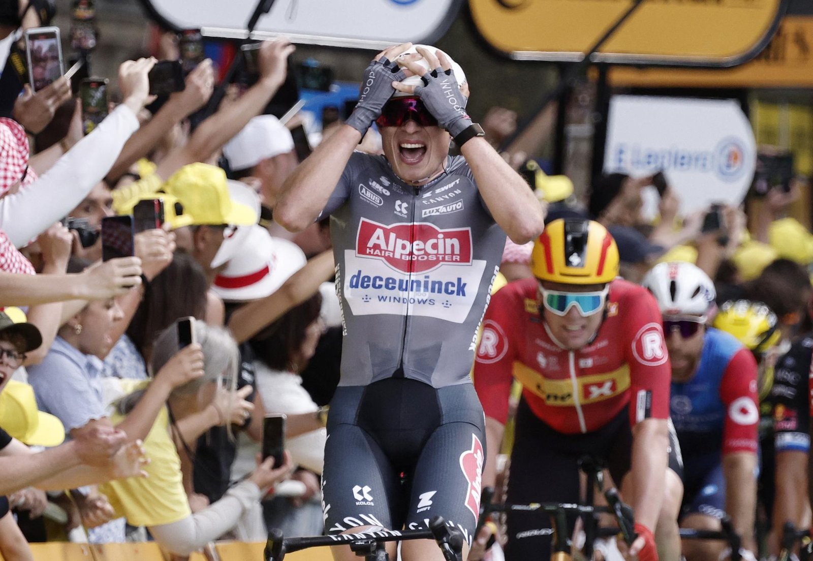Tour de France: Belgičan Philipsen triumfoval v špurte úvodnej etapy a je v žltom Tour de France: Belgičan Philipsen triumfoval v špurte úvodnej etapy a je v žltom