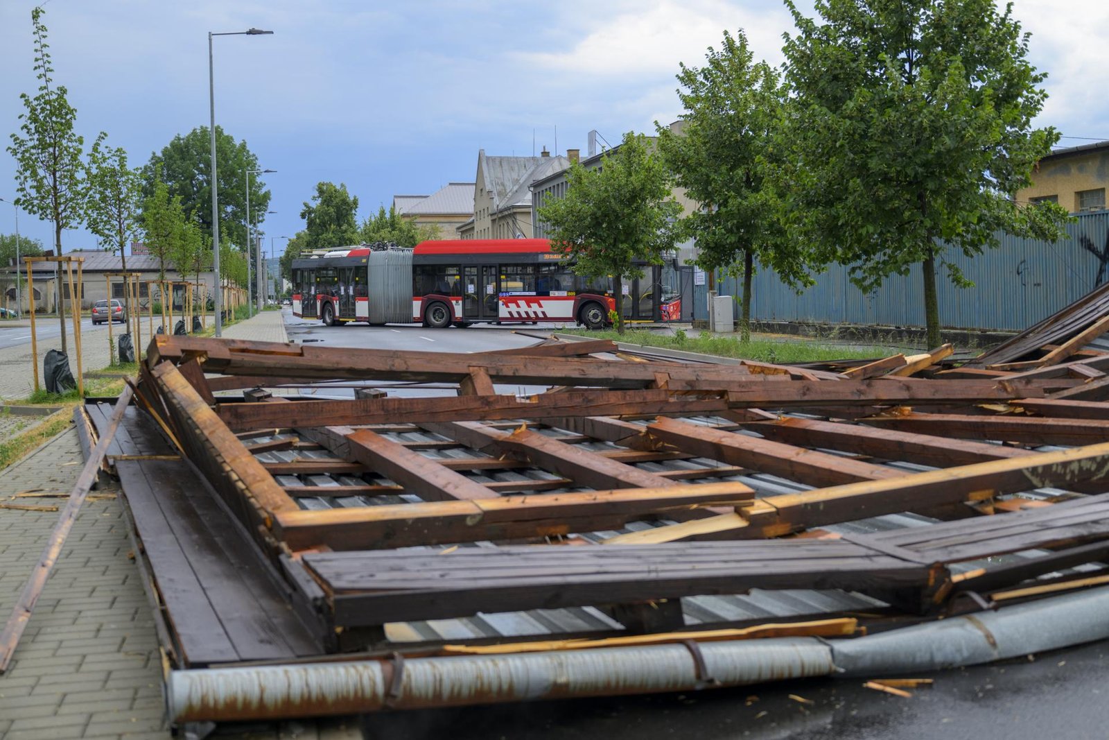 V Gelnici veterná smršť trhala strechy. Škody sú obrovské, tvrdí mesto