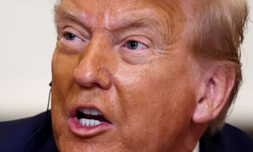 Hlavná úroková sadzba je vyššia minimálne o tri percentuálne body, tvrdí Trump a vyzýva na jej zníženie