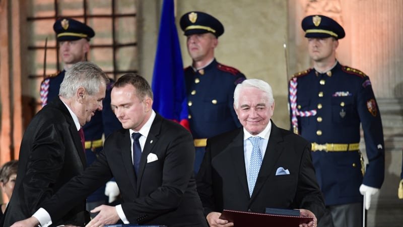 Rozdával radost a úsměvy, všem prospěl. Miloš Zeman ocenil Krampola, zmínil poslední setkání Rozdával radost a úsměvy, všem prospěl. Miloš Zeman ocenil Krampola, zmínil poslední setkání