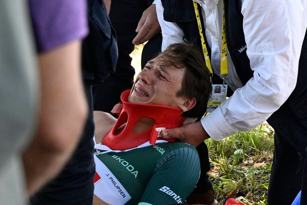 VIDEO Hrozivé scény na Tour de France a prvé žlté karty. Fanúšikovia sa chytali za hlavu