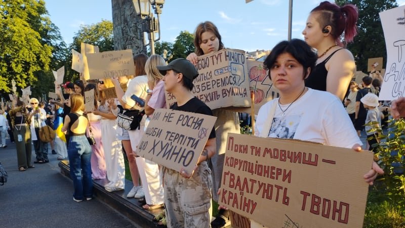 Proč jsou Ukrajinci naštvaní na Zelenského? Chyba se zákonem by mohla ohrozit vstup do EU Proč jsou Ukrajinci naštvaní na Zelenského? Chyba se zákonem by mohla ohrozit vstup do EU