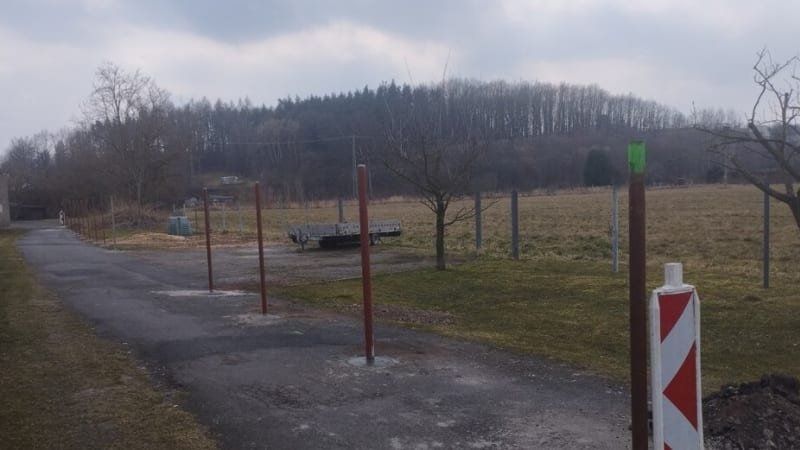 Kuriózní případ z České Skalice: Muž kvůli hádce o pozemek postavil plot uprostřed silnice