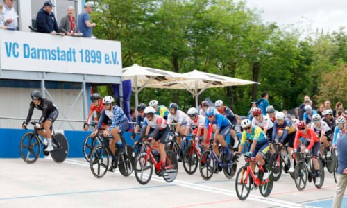 Neštěstí na cyklistice: Němečtí závodníci v plné rychlosti vlétli do diváků, zranilo se 12 lidí