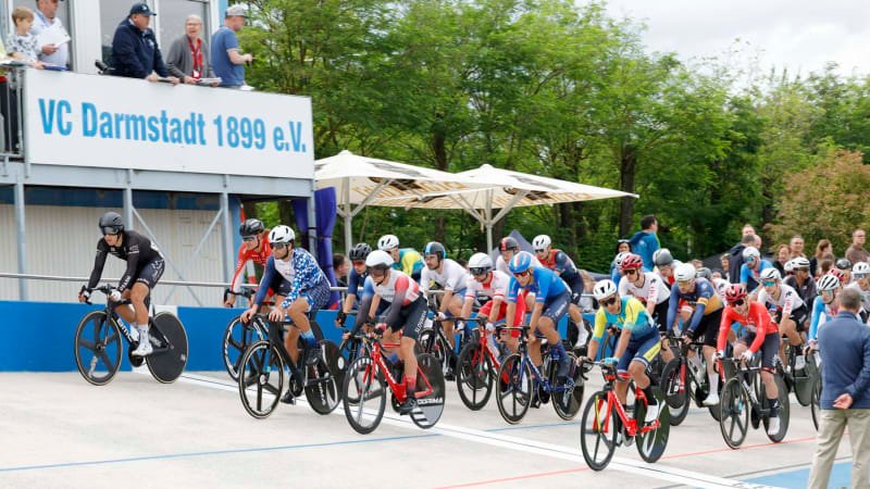 Neštěstí na cyklistice: Němečtí závodníci v plné rychlosti vlétli do diváků, zranilo se 12 lidí Neštěstí na cyklistice: Němečtí závodníci v plné rychlosti vlétli do diváků, zranilo se 12 lidí