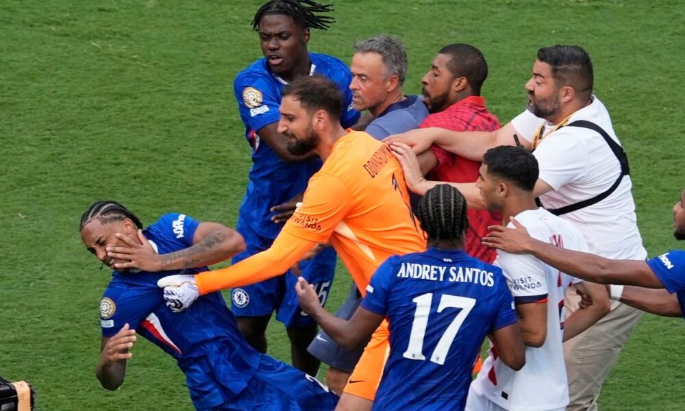 VIDEO Šialené scény po finále MS klubov. Tréner PSG fyzicky napadol hráča Chelsea