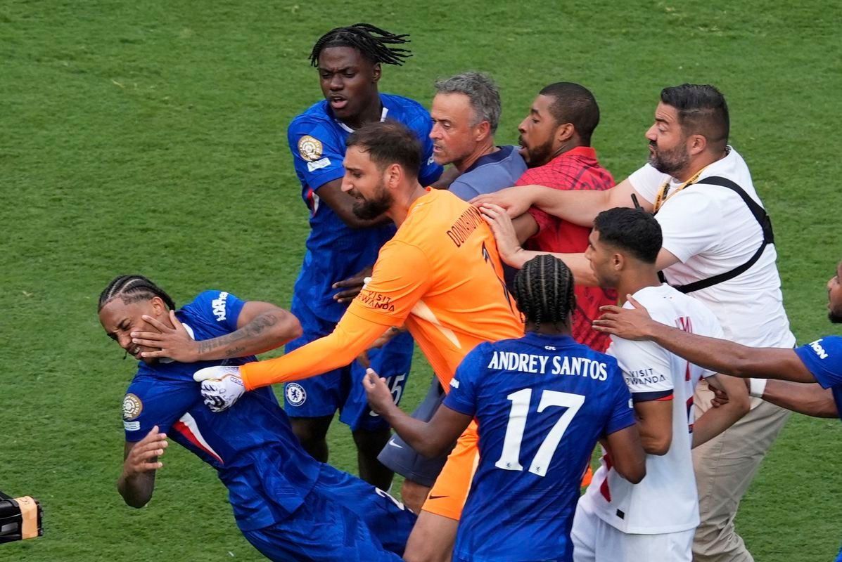 VIDEO Šialené scény po finále MS klubov. Tréner PSG fyzicky napadol hráča Chelsea