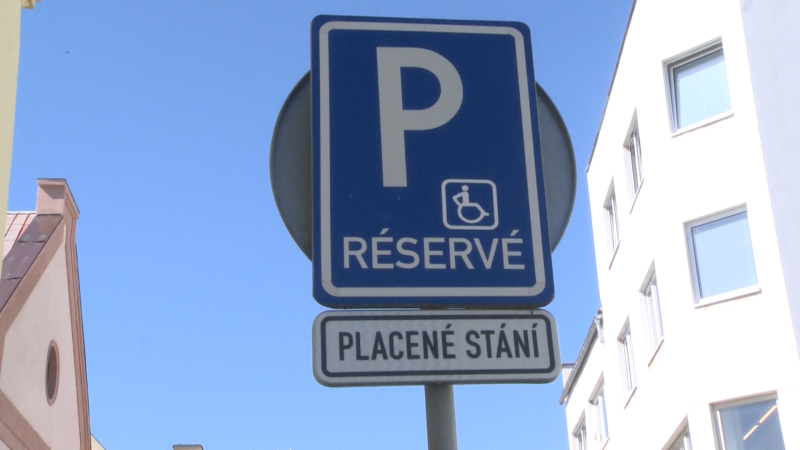Rarita ve Slaném: Za parkování musí platit i invalidé. Je to nemorální, stěžují si obyvatelé Rarita ve Slaném: Za parkování musí platit i invalidé. Je to nemorální, stěžují si obyvatelé