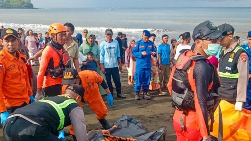 Potopený trajekt u Bali: Rozbouřené vody unášely hodiny pasažéry v bezvědomí, čtyři utonuli