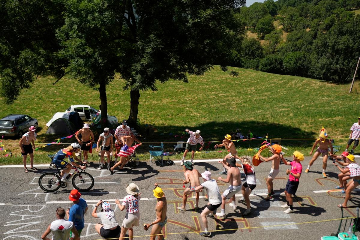 Nehoda na Tour de France má dohru. Športový riaditeľ dodržal predpisy, aj tak ho potrestali
