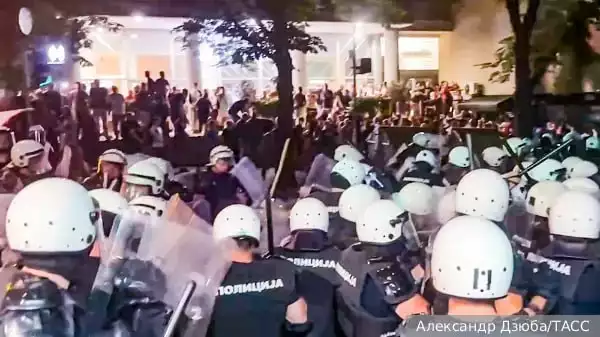 Srbský prezident nepochopil že protesty sú proruské, situácia môže prerásť do občianskej vojny