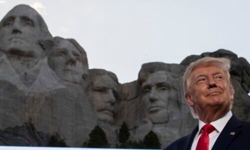 Trumpova hlava vytesaná do skály? Místo tam je, tvrdí fanoušci. Odpůrci nevěřícně kroutí hlavou