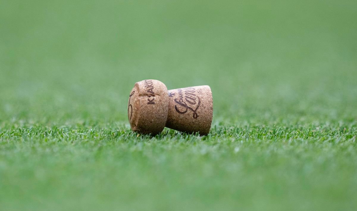 VIDEO Tento turnaj má úroveň. Počas finále Wimbledonu si niekto otvoril šampanské. Zátka skončila na kurte