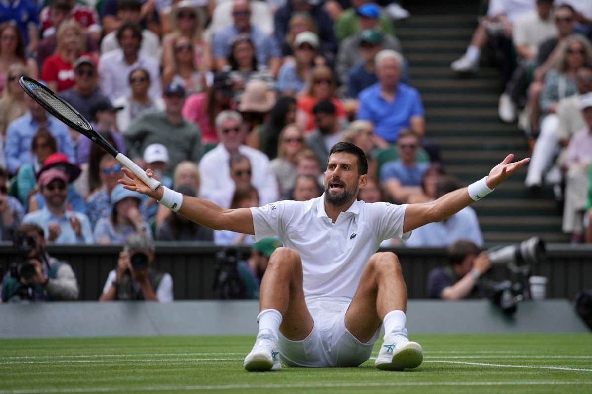 Wimbledon: Djokovič sa otriasol po prvom sete a pred očami Federera dosiahol ďalší míľnik Wimbledon: Djokovič sa otriasol po prvom sete a pred očami Federera dosiahol ďalší míľnik