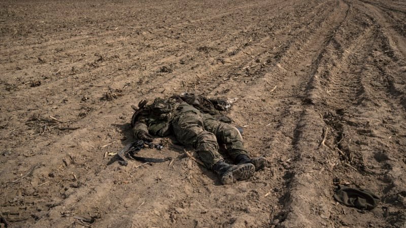 Záběry tvrdých úderů a explozí. Okupant se kryl v obilí, před ukrajinským dronem se neschoval Záběry tvrdých úderů a explozí. Okupant se kryl v obilí, před ukrajinským dronem se neschoval