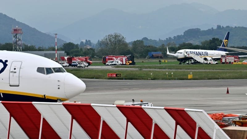 Tragédie na letišti v Bergamu: Muže nasál motor popojíždějícího letadla Tragédie na letišti v Bergamu: Muže nasál motor popojíždějícího letadla