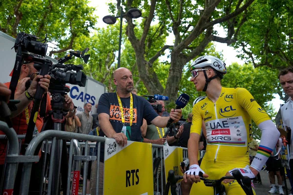 Kontrola bŕzd? Pogačar mal na Tour de France bizarnú kolíziu s autom rivala: Netuším, prečo to urobil