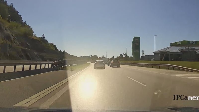 Audi na D1 vybržďovalo jiný vůz, ukazují policejní záběry. Řidič má na kontě už 14 záznamů Audi na D1 vybržďovalo jiný vůz, ukazují policejní záběry. Řidič má na kontě už 14 záznamů