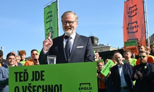 Jaké má Fiala auto, s čím jí chlebíčky a loupe si kiwi? Premiér odpovídal na netradiční otázky