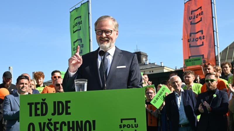 Jaké má Fiala auto, s čím jí chlebíčky a loupe si kiwi? Premiér odpovídal na netradiční otázky Jaké má Fiala auto, s čím jí chlebíčky a loupe si kiwi? Premiér odpovídal na netradiční otázky