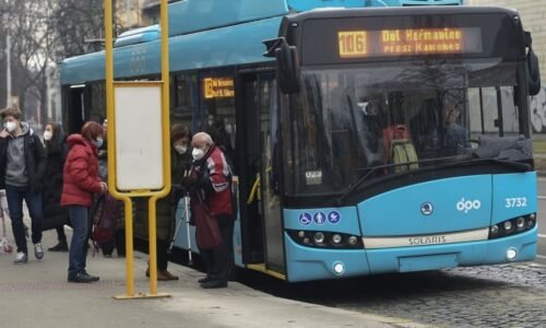 Konflikt v ostravském trolejbusu: Rodiče malé holčičky se poprali s revizorem, ukazuje video