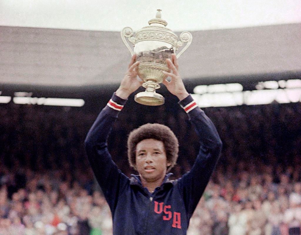 Prvý Afroameričan vyhral Wimbledon pred 50 rokmi. Kariéru mu ukončili zdravotné problémy Prvý Afroameričan vyhral Wimbledon pred 50 rokmi. Kariéru mu ukončili zdravotné problémy