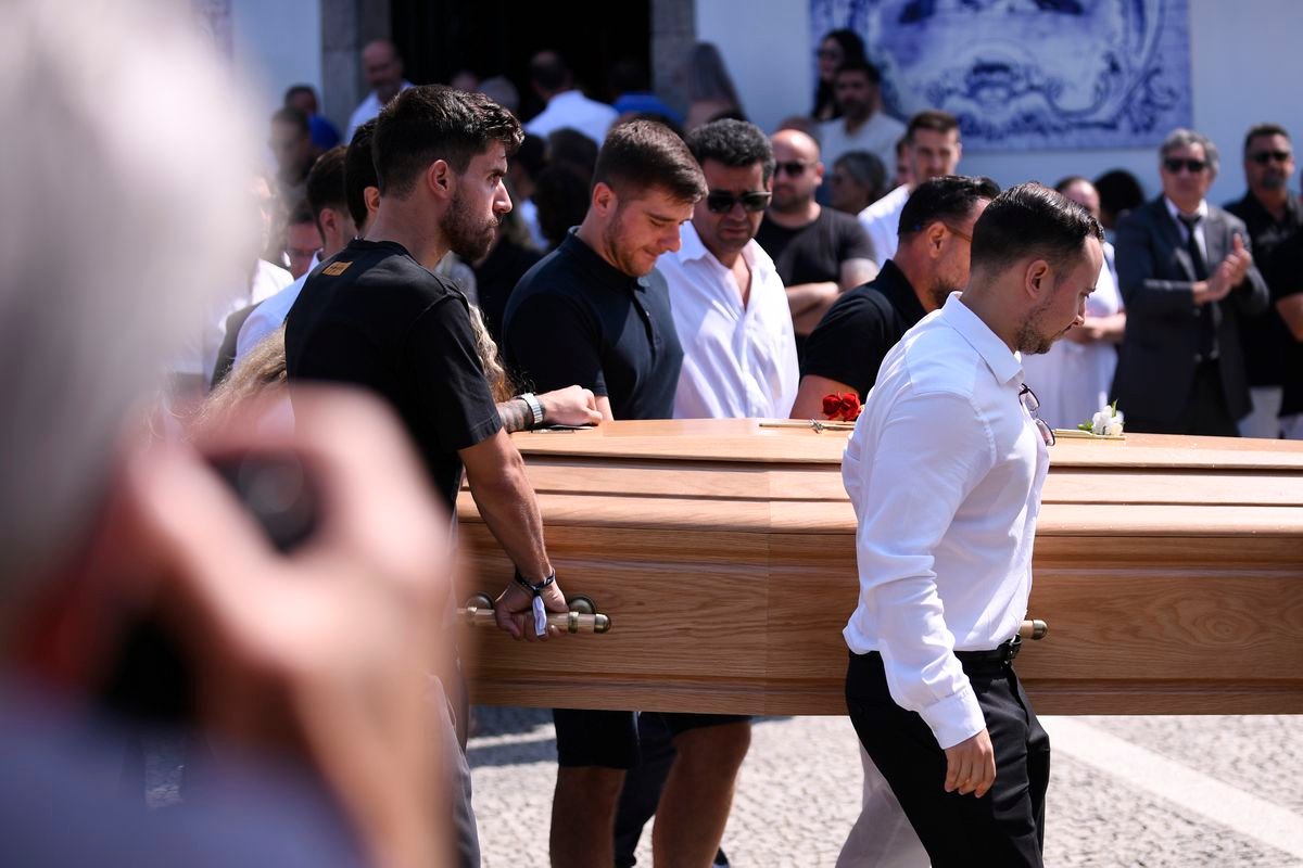 FOTO+VIDEO Rakvu niesol hráč, ktorý sa ponáhľal z MS klubov. Pozrite si zábery z pohrebu Dioga Jotu a jeho brata