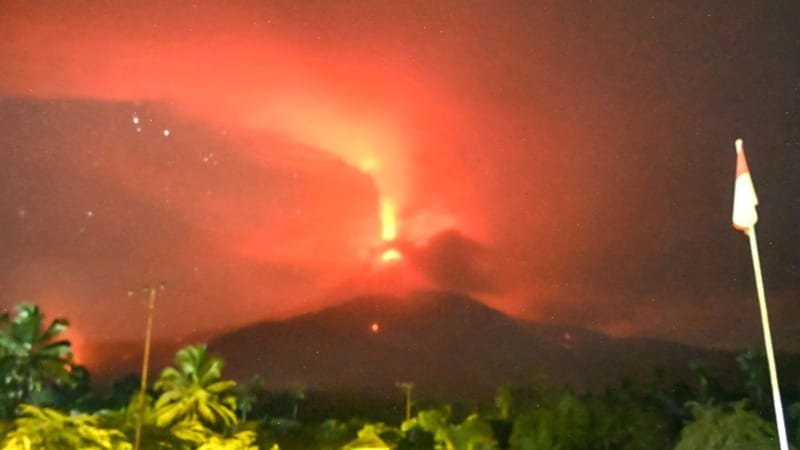 Výbuch sopky v Indonésii: Vulkán zasypal vesnice popelem, úřady varovaly před vlnou tsunami Výbuch sopky v Indonésii: Vulkán zasypal vesnice popelem, úřady varovaly před vlnou tsunami