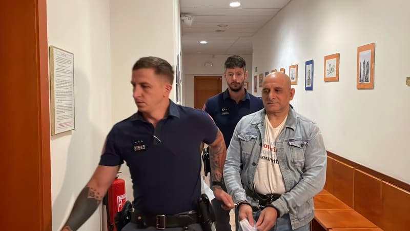 Šestnáctinásobný recidivista léčil lidi. Vydělal miliony, soud v Chomutově ho nyní potrestal Šestnáctinásobný recidivista léčil lidi. Vydělal miliony, soud v Chomutově ho nyní potrestal