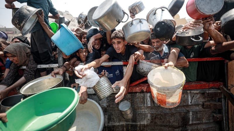 Kamiony s pomocí míří do Gazy, tvrdí Izrael. Armáda vyhlásí „humanitární přestávky v boji“ Kamiony s pomocí míří do Gazy, tvrdí Izrael. Armáda vyhlásí „humanitární přestávky v boji“
