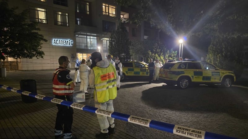 Mimořádný zásah u Prahy: 80 lidí ohrožovala nebezpečná infekce. Spekuluje se i o mrtvém Mimořádný zásah u Prahy: 80 lidí ohrožovala nebezpečná infekce. Spekuluje se i o mrtvém