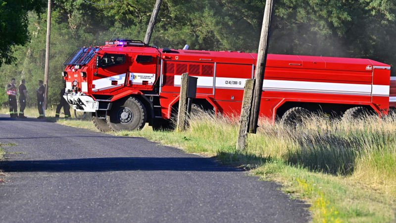 U Hodonína vzplálo 50hektarové pole. Hoří i okolní chatky, hasiči povolali vrtulník U Hodonína vzplálo 50hektarové pole. Hoří i okolní chatky, hasiči povolali vrtulník