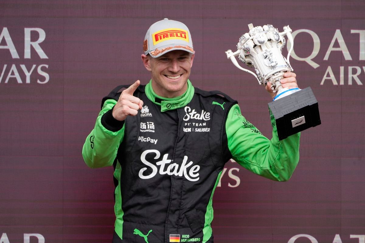 Zázrak v Silverstone. Štartoval predposledný, no na 239. pokus oslavuje prvé pódium v kariére!