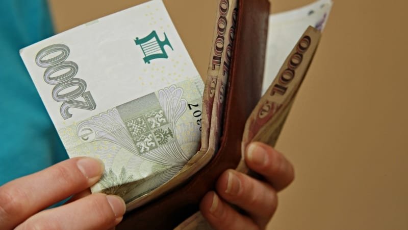 Nový sofistikovaný podvod s investicemi: Muži využívali v reklamě známé tváře, ukradli miliony Nový sofistikovaný podvod s investicemi: Muži využívali v reklamě známé tváře, ukradli miliony