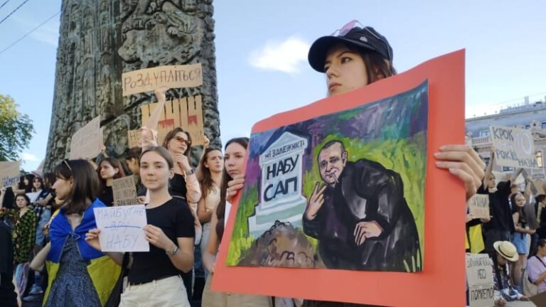 Reportáž: revoluční nálada ve lvově. hanba, nebudeme mlčet i smrt diktatuře, křičí mladí lidé