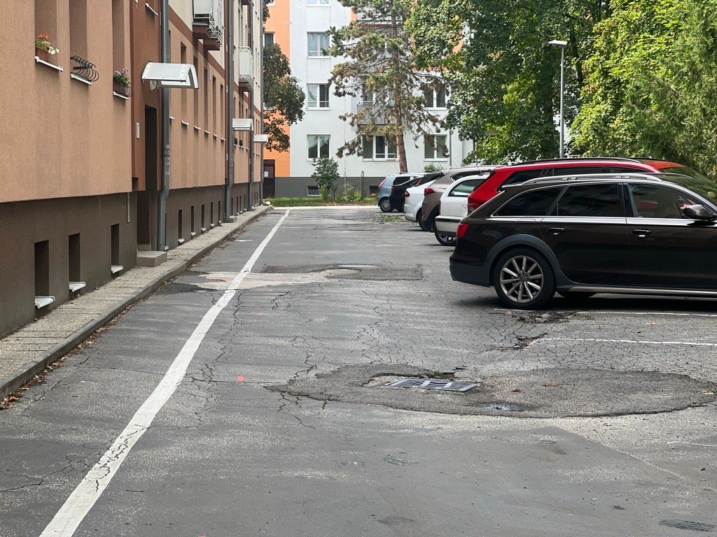 Chodník, cesta i parkovacie miesta Chodník, cesta i parkovacie miesta