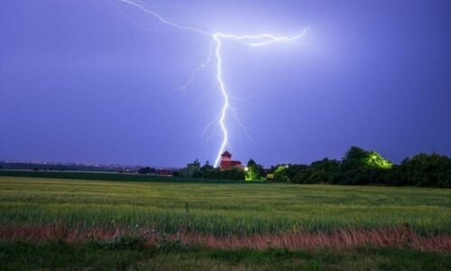 Česko se připravuje na úder: Po víkendových tropech dorazí silné bouřky. Sledujte RADAR