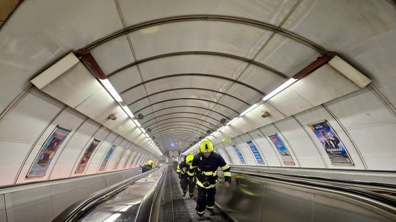 Ve stanici metra Staroměstská vypukl požár. Na místě zasahují hasiči Ve stanici metra Staroměstská vypukl požár. Na místě zasahují hasiči