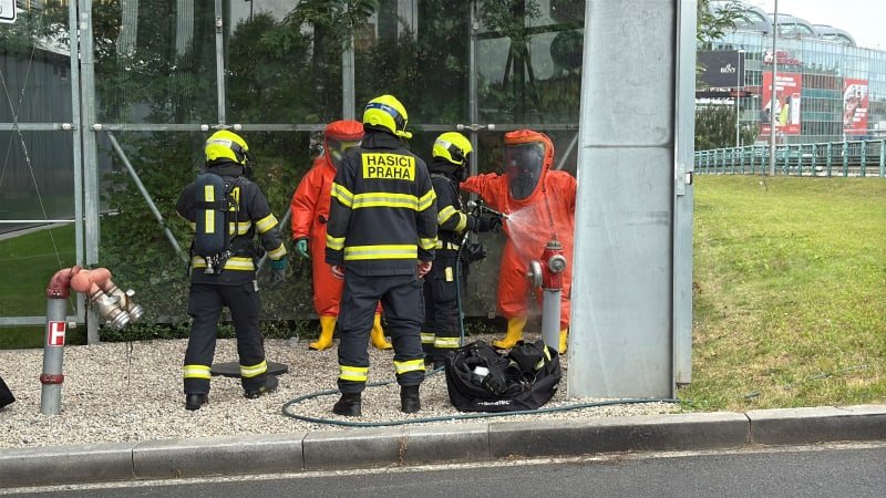 Zásah hasičů v Praze: Na Pankráci mělo dojít k úniku chemických látek, hrozil výbuch Zásah hasičů v Praze: Na Pankráci mělo dojít k úniku chemických látek, hrozil výbuch