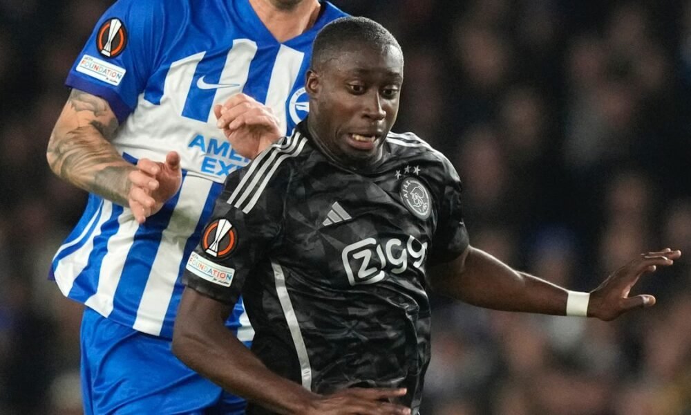 Ajax vyhodil svojho hráča cez skupinovú správu. Ten si okamžite našiel nový klub