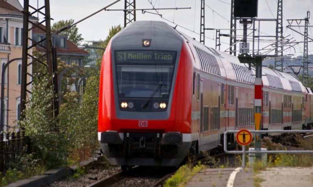 Tragická havárie na německém přejezdu: 13leté dítě a řidič zemřeli v autě, které smetl vlak