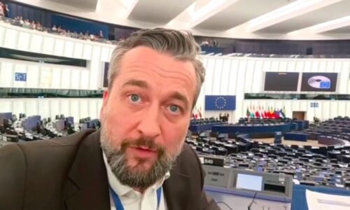 „V eurohujerskom časopise EU Observer píšu, aby za to, že sme zablokovali sankcie proti Rusku na nás mali poslať tajné služby a posielať špinu našim novinárom. Čelíme strašnej mašinérii, ktorá sa úplne zbláznila,“ vyhlásil europoslanec Blaha