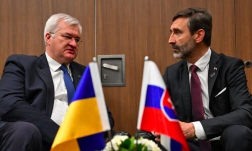 Minister zahraničia Juraj Blanár hovoril o potrebe nájsť spôsob spolupráce s Ruskom a odpustiť mu. Vojna medzi Ruskom a NATO by podľa neho bola tretia svetová. Jeho ukrajinský náprotivok Andrij Sybiha ho za to skritizoval