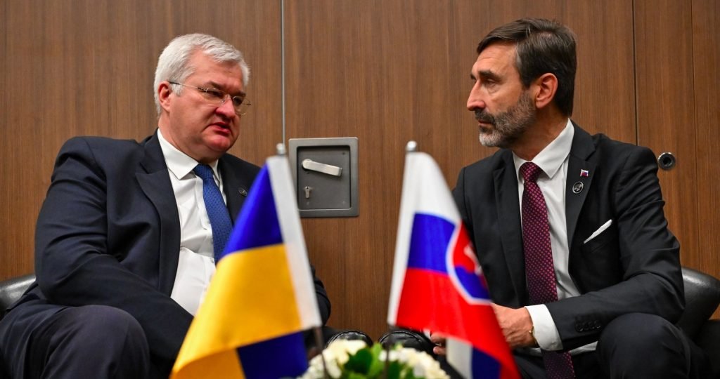 Minister zahraničia Juraj Blanár hovoril o potrebe nájsť spôsob spolupráce s Ruskom a odpustiť mu. Vojna medzi Ruskom a NATO by podľa neho bola tretia svetová. Jeho ukrajinský náprotivok Andrij Sybiha ho za to skritizoval