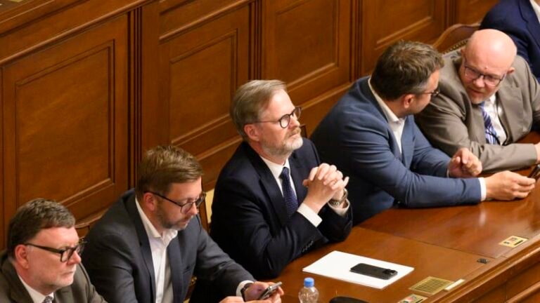 Dovolená s dětmi na horách, moře i akce s voliči. jaké plány mají na léto čeští politici?